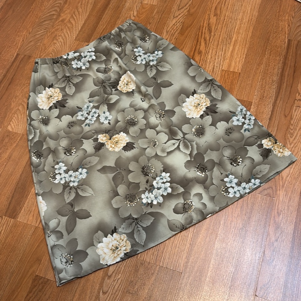 Vintage 1980’s Tan Jay sage green and cream floral midi skirt. Size 16 Petites.